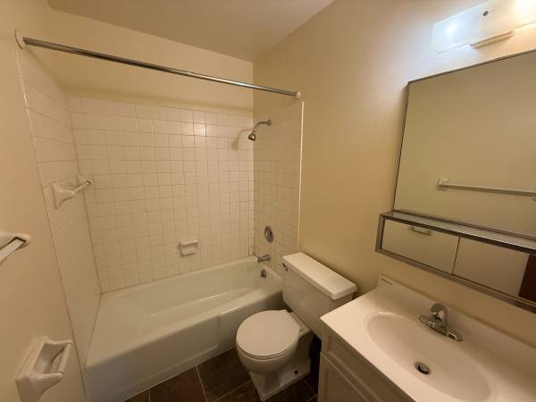 $795 / 2br - 1038 Oxford Ave. #8 - Available NOW (Eau Claire, WI)63845960099971123