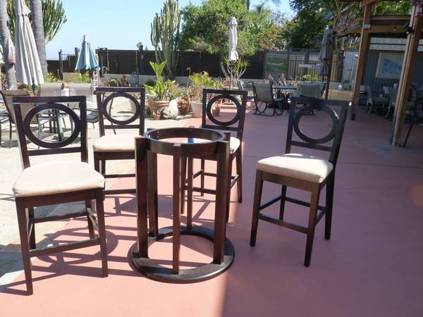 Mesa de entretenimiento con sillas de respaldo alto - $150 (Carlsbad)63471472792707121