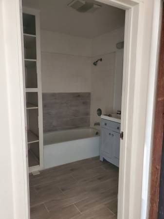 $6,575 / 3br - 3 bd 2 ba home with fenced yard (Venice)63701130311043124