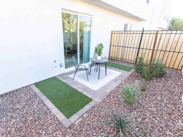 $2,049 / 3br - 1776ft2 - Off Street Parking, Expansive Closets, Spacious Floorplans (South Mountain)64024991008643123