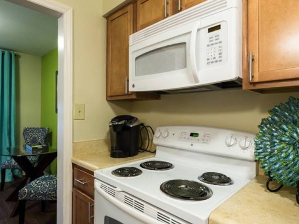 $1,200 / 1br - 767ft2 - Well-equipped kitchen! Dishwasher included! The Groves (Raleigh)63685979837569122