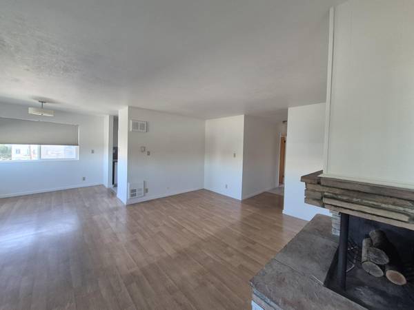 $2,950 / 2br - 1150ft2 - Encantador ático de 5º piso en Eastlake, a pie del lago Merritt 2 dormitorios 2 baños (oakland lake merritt / grand)63622983175553122