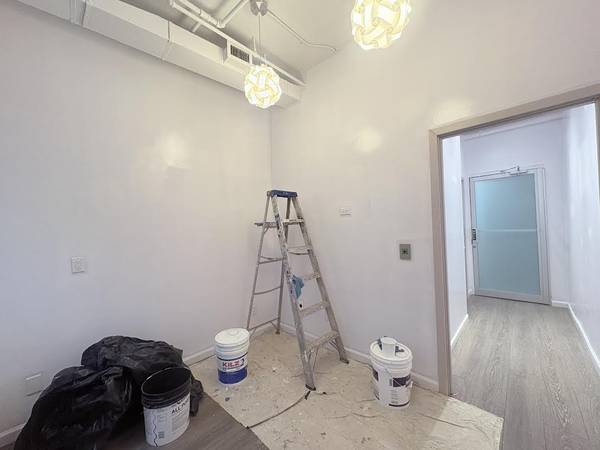 $1,500 / 400ft2 - Amazing Location & Small 2 separated rooms with waiting area office. (Midtown West)64033801907587120