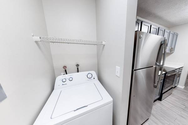 $1,615 / 2br - 1050ft2 - On-Site Maintenance, 2 Bed, In Moon Township (916 Beaver Grade Road, Pittsburgh, PA)64013366167042124