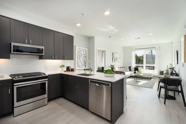 $5,699 / 2br - 995ft2 - Resort-Style Pool & Spa, Dog Park & Dog Spa, 2bd (mountain view)63880014454787120