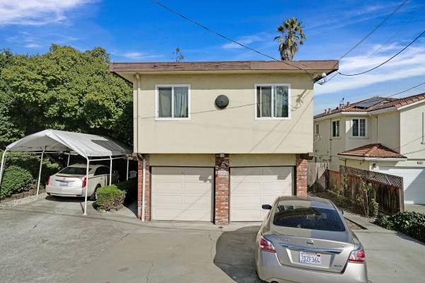 $2,150 / 2br - Bright Upstairs unit in Tr-Plex (hayward / castro valley)63687423279361120