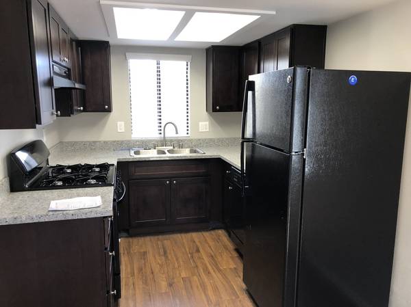 $1,825 / 3br - 1090ft2 - At Last, This Is what You've Been Searching For (2001 E. Cross Ave Tulare, CA 93274)63809864886785121