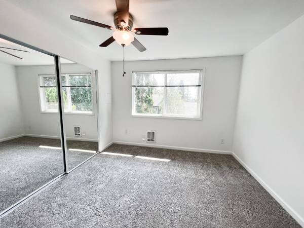 $1,500 / 1br - 624ft2 - Private top floor, W/D, Dishwasher, Pool, Convenient location (Bellingham)63509650265091123