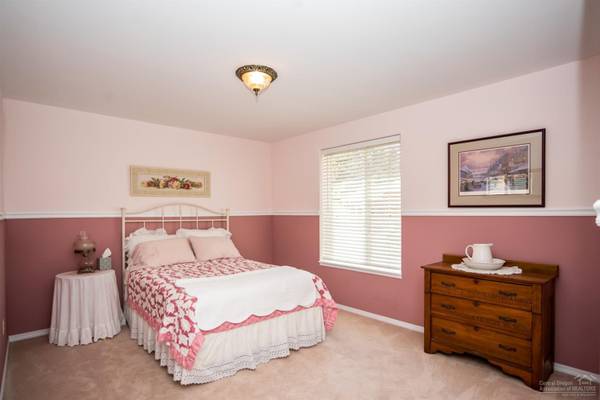 $900 / 3br - 1400ft2 - Dormitorio en casa espaciosa, servicios incluidos (DRW)63839291265025122