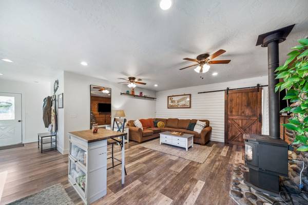 $2,500 / 1br - 720ft2 - ADU de 1 habitación tranquila, vista a Rainier, cuadra/pastizal/corral redondo, carga para vehículos eléctricos (Enumclaw)63688314562307123