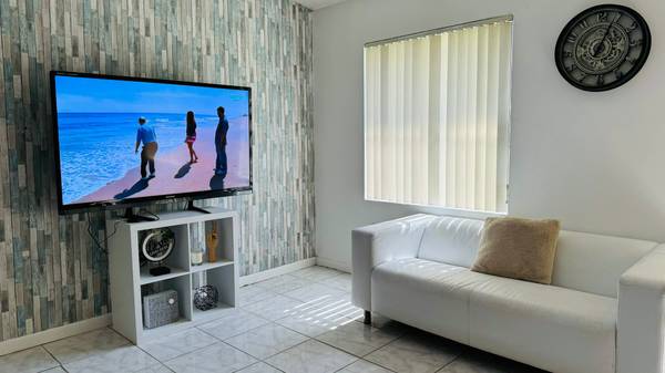 $180 SE ALQUILA HABITACIÓN COMPARTIDA (Miami)64049276055426123