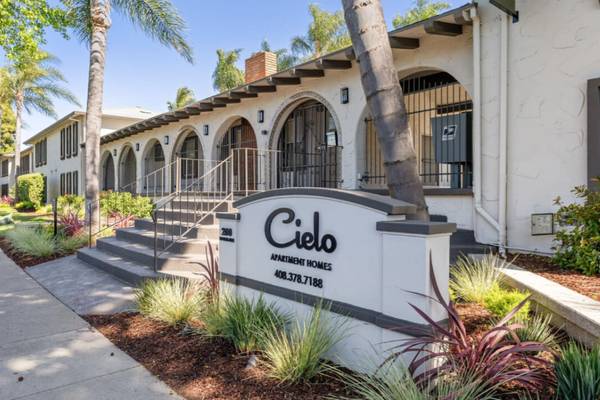 $2,995 / 2br - 855ft2 - Amplios apartamentos con almacenamiento en comunidad cerrada de Campbell (campbell)63658014037377120