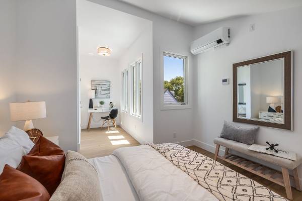 $7,995 / 2br - 1200ft2 - 2BEDS 1.5BATHS STAND ALONE 2 STORY CARRIAGE HOUSE (San Francisco)64000589932802122