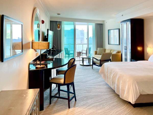 $850,000 / 1br - 521ft2 - Fontainebleau Miami Beach - Jr Suite w/Balcony (Miami Beach)63825137127171121