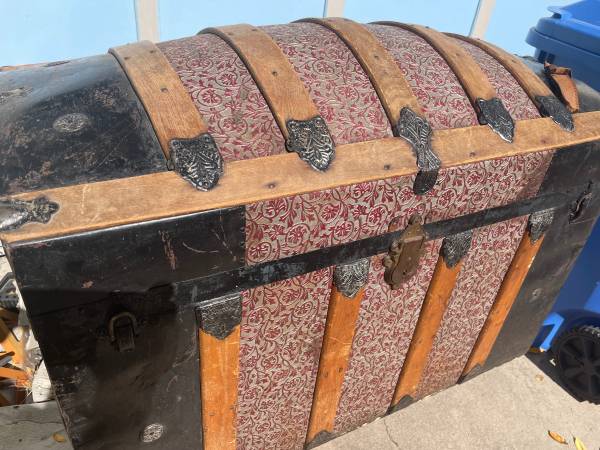 Antique Trunk Set 1
