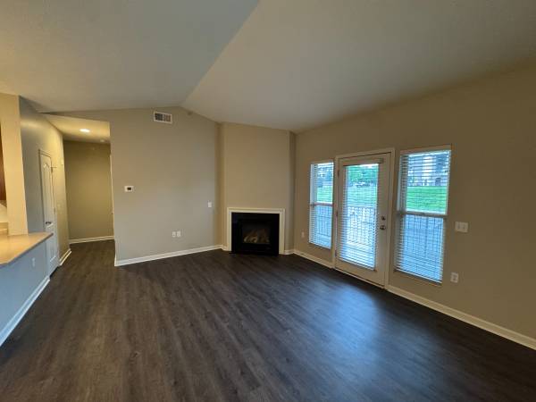 $1,300 / 1br - 865ft2 - 1 Bed 1 Bath LARGE apartment!!! SEPT SPECIAL!63681624236545123