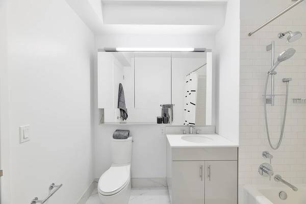 $6,400 / 3br - 1 Stop from Midtown Manhattan! Conv 3 Bed 2 Bath with city views! (Long Island City)63788384800515124