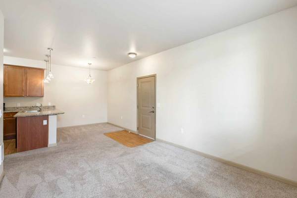 $1,835 / 2br - 978ft2 - ¡Encantador de 2 habitaciones/2 baños con nueva alfombra! ¡Cerca de cervecerías y tiendas!! (Wenatchee)63690645787393123