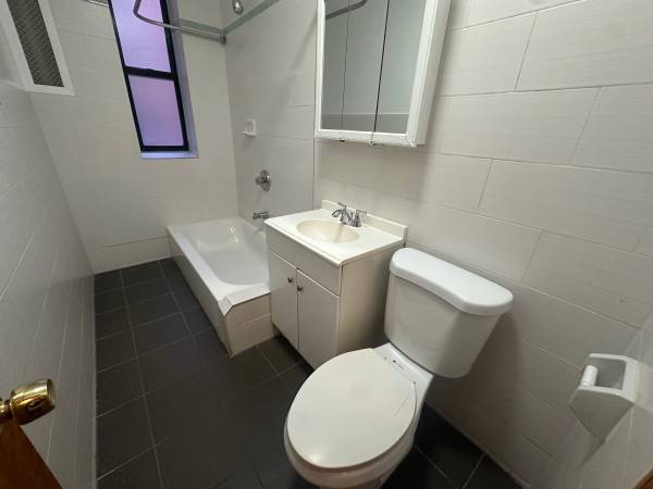 $2,100 / 1br - 1 bedroom 1 bath. Great area! (Midwood @Kingshway B & Q)63995823629570122
