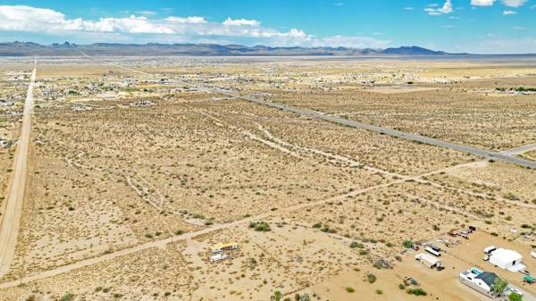 $1,500,000 Great Commercial Potential (Golden Valley, AZ)63667261212417122
