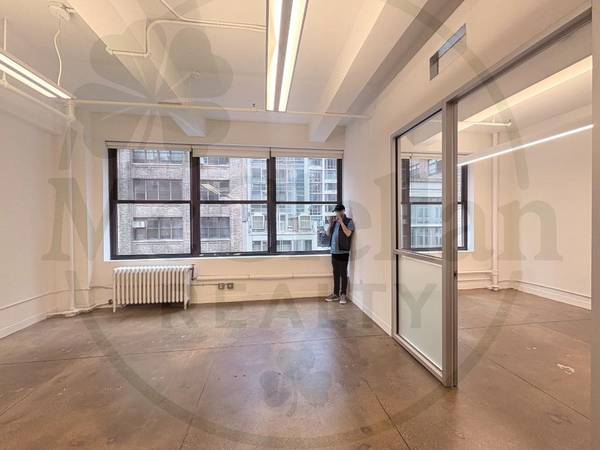 $5,014 / 1880ft2 - Large Office Loft, Glass Meeting Rooms, $32/ft (Midtown West)63854290031873121