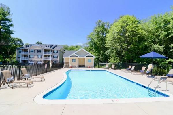 $2,390 / 2br - 1107ft2 - Pool, Large Closets, Garage Parking Available (95 Filley St, Bloomfield, CT)63989074242179122