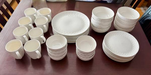 Mikasa Gourmet Basic China Dinnerware Set - Odessa Pattern 1