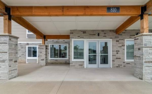 $1,200 / 1br - 4 miles from downtown Elkhart, Low weekly and monthly rates (810 E Windsor Ave, Elkhart, IN)63665779106819124