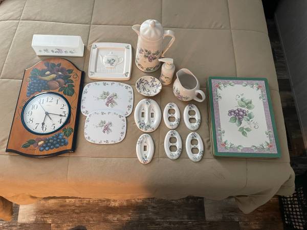 26 piece grapevine pfaltzgraff kitchen items 1