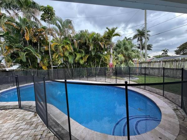 $4,800 / 3br - House for rent with pool 3/2 (Hollywood)63825134598275120
