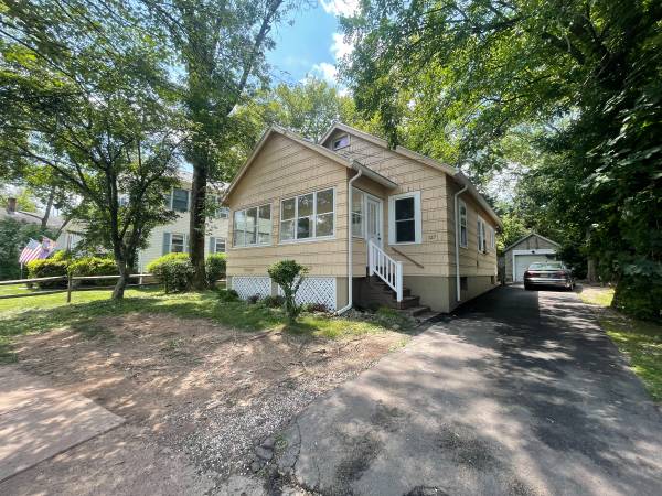 $2,995 / 2br - small house in center of town (Basking Ridge)63762758302721120