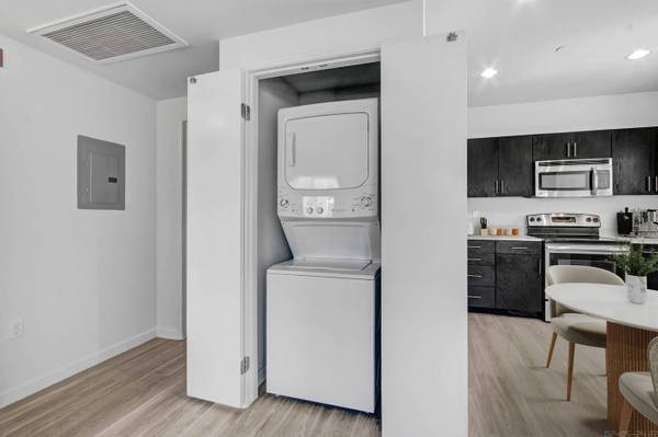 $2,425 / 1br - 603ft2 - Modern 1 Bedroom in Ventura + Recently Renovated + Pet-Friendly (Ventura)63800496915715120