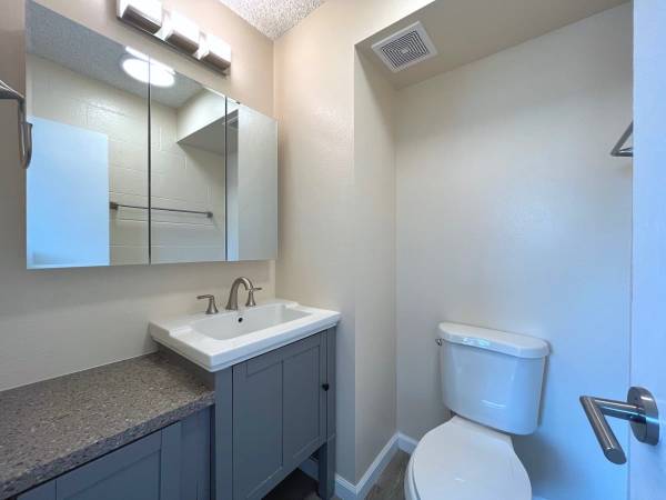 $2,652 / 2br - 778ft2 - Pet Friendly, renovated, w/large lanai & assigned parking (Punahou and Young)63939788264194123