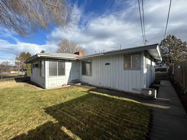 $1,100 / 2hab - 921ft2 - 463 SW Madison - Duplex de un solo nivel de 2 habitaciones y 1 baño (Madras)63839290663555120