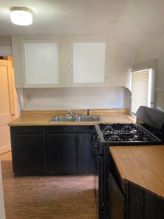 $700 / 600ft2 - 1413 Columbus, Bay City, fresh painted 1 bedroom upper free utilities (Saginaw)64198882687618123