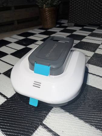 Robotic pool vacuum 1