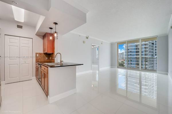 $3,850 / 2br - 1049ft2 - Lovely 2bd with an Amazing Park Steps Away! (Cite- Edgewater)64001847673474120