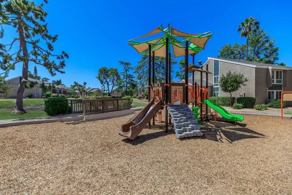 $1,133 / 2br - 1035ft2 - Townhouse Style Floor Plans, Clubhouse with Community Room (Fresno)63798508961025120