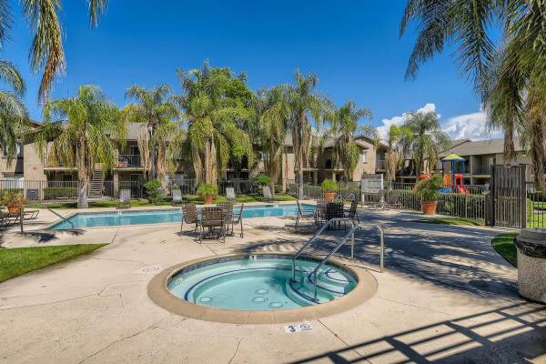 $2,015 / 2br - 905ft2 - Clubhouse w/ Fireside Lounge & Multi-Media Center, Spacious Closets (Located In The Heart Of Moreno Valley Near Shopping Mal)64028082562307120