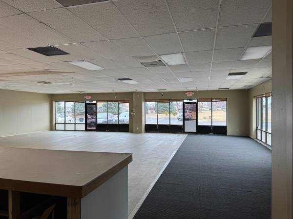 $1 / 1ft2 - Storefronts, Garages, and Offices available for Lease in Rockford, IL (Rockford)63981975626882124