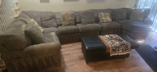 Modular sectional sofa:  Chaise+Cuddler+Corner piece,+3 Middle pieces 1