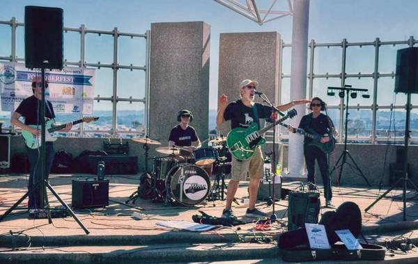La banda Misunderstood busca un guitarrista principal