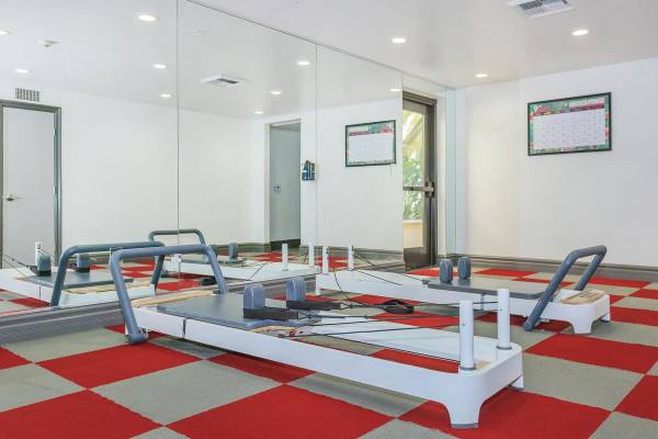 $3,299 / 2br - 2 Dormitorios (325 W. Adams Blvd. , Los Ángeles, CA)63998152957698121