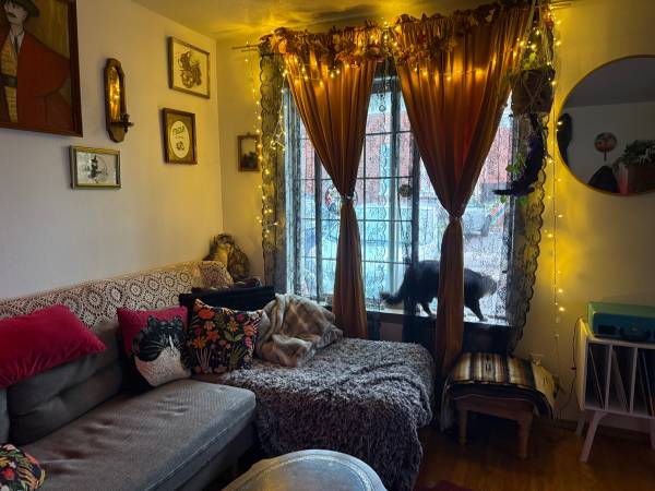 $825 / 2br - ✨Room in cute 2br 1.5ba Townhome✨ (Foster Powell)63999454142467124