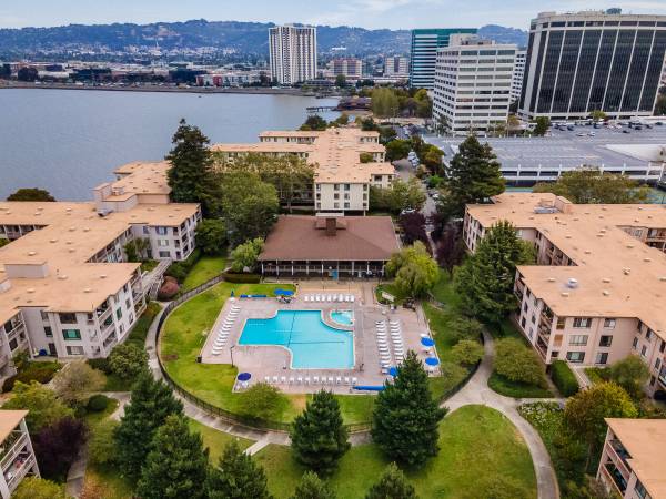 $413,000 / 1br - WATERGATE: Large Corner One Bedroom; secluded and private. (emeryville)63888990239875122