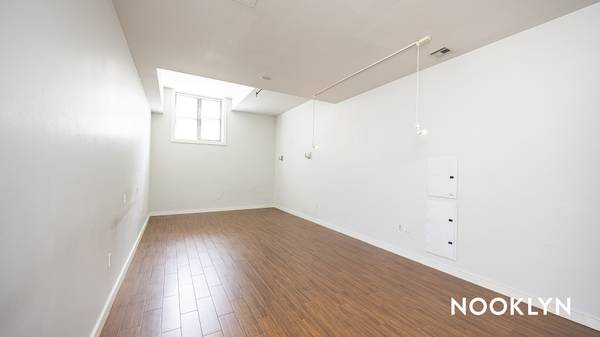 Estudio tipo loft de $3,100 en antigua escuela convertida – Gimnasio, terraza y vistas (Greenpoint)63689844231299121