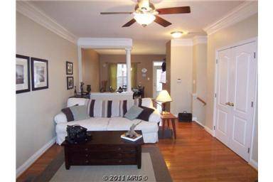 $3,595 / 3br - 2512ft2 - Amplio adosado de 4 niveles con garaje para 2 coches, a pasos del metro Forest Glen63822604528129124