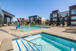 $1,799 / 1br - 547ft2 - Gorgeous modern 1bed 1bath~views of the Rainer & Golf Course - Kent! (Kent, Auburn, Renton)63808107375745124