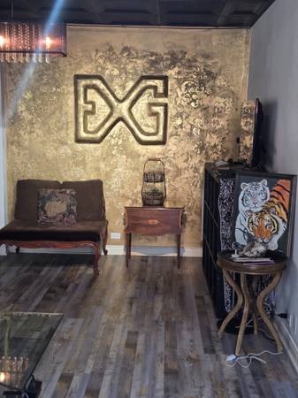$400 / 125ft2 - Private office and open workstations (Six Corners)63898984310019121