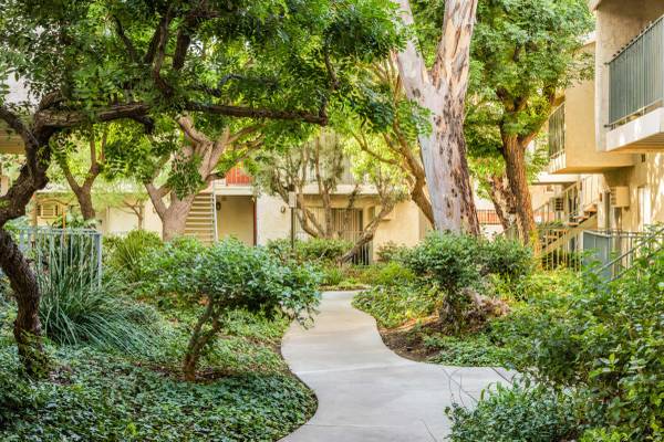 $2,235 / 1br - 650ft2 - GRAB THIS 2ND FLOOR BEAUTY NOW! GET *1 MONTH FREE! TOUR & APPLY TODAY! (Los Angeles)63701092924929123